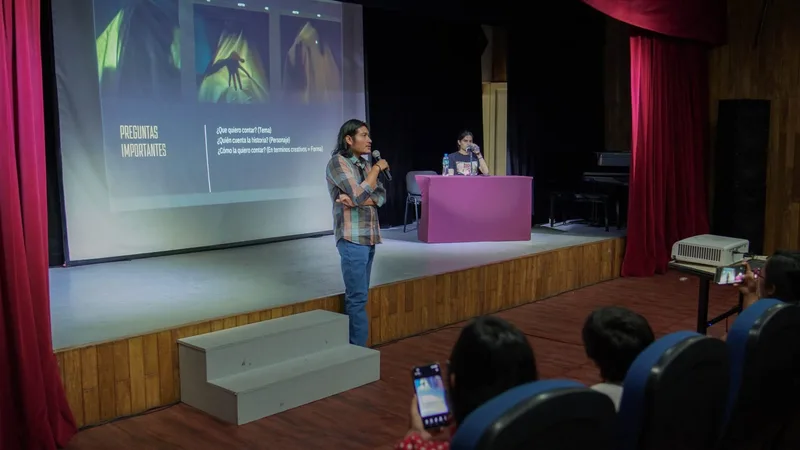 Antolín Jiménez conversa con asistentes frente a la pantalla