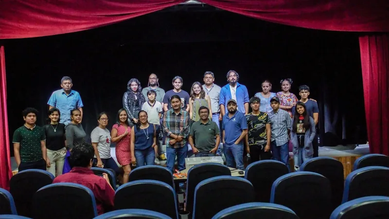 Foto de grupo sobre el escenario al terminar la charla de fotografía