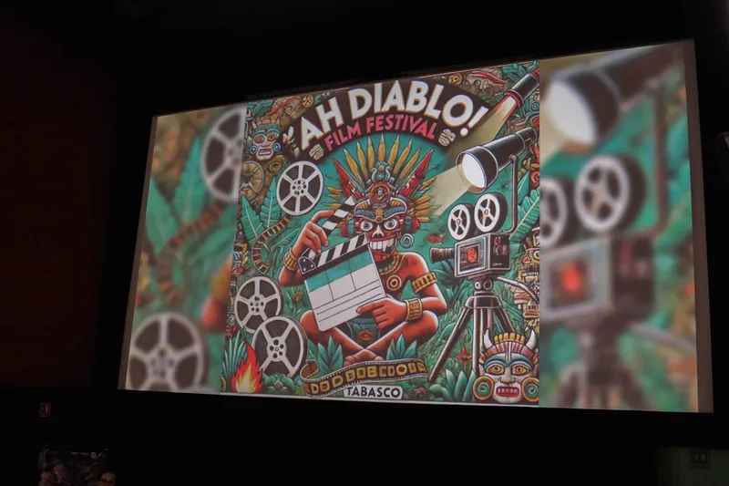 La identidad de Ah Diablo proyectada en una sala oscura