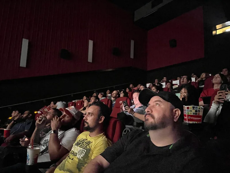 Espectadores atentos a la pantalla en la primera edición